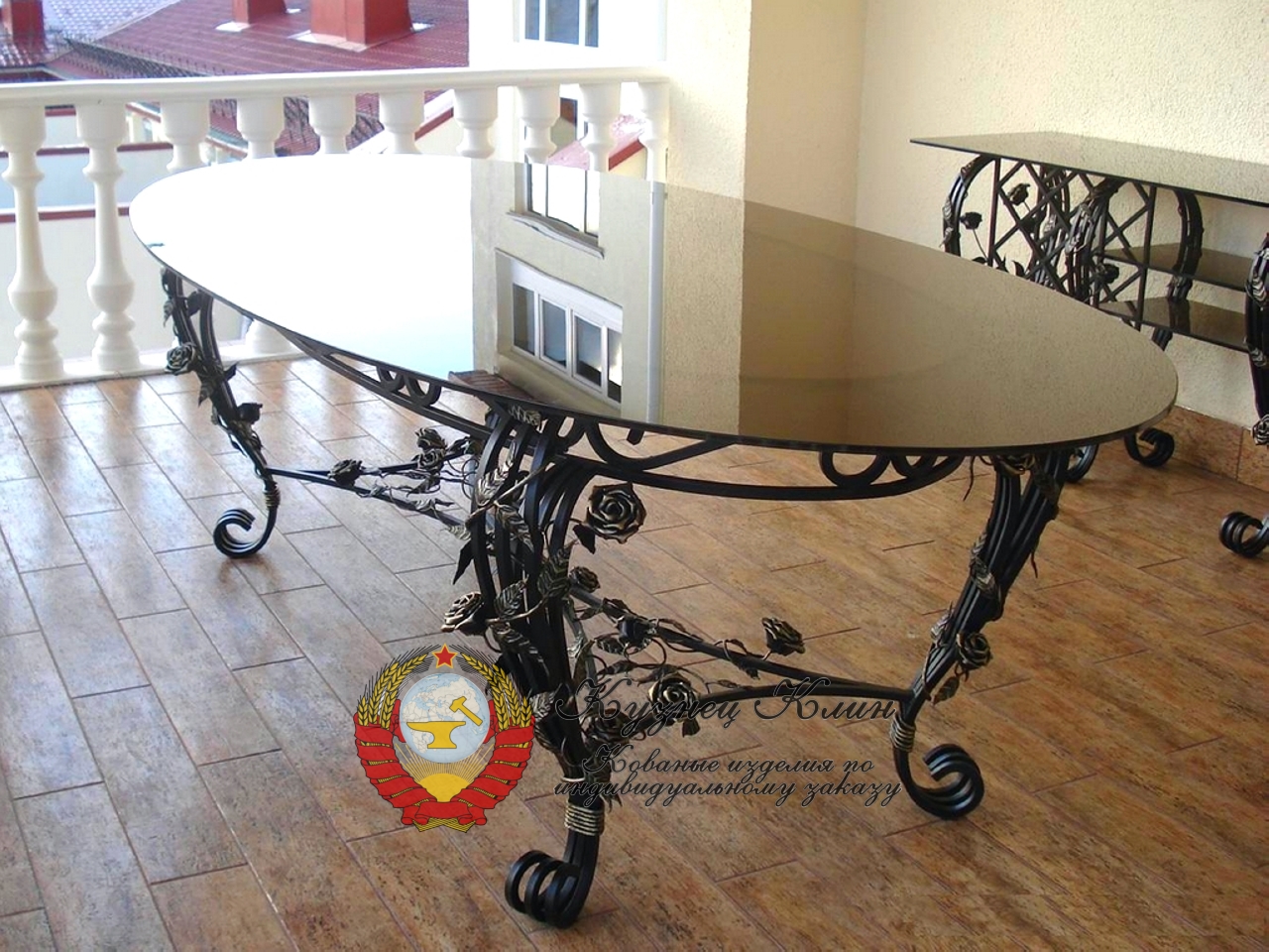 Кованый стол с черным стеклом