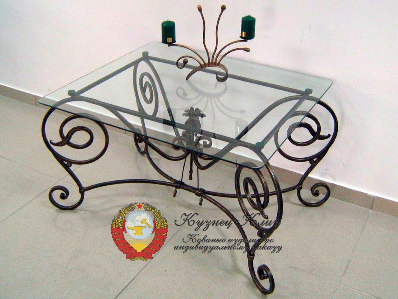 Кованый стол со стеклом