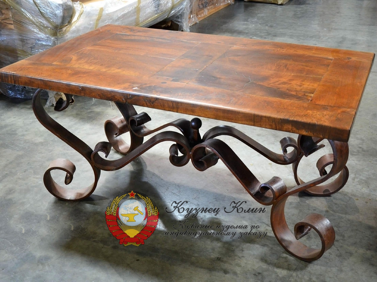 Кованый стол со столешницей из ольхи