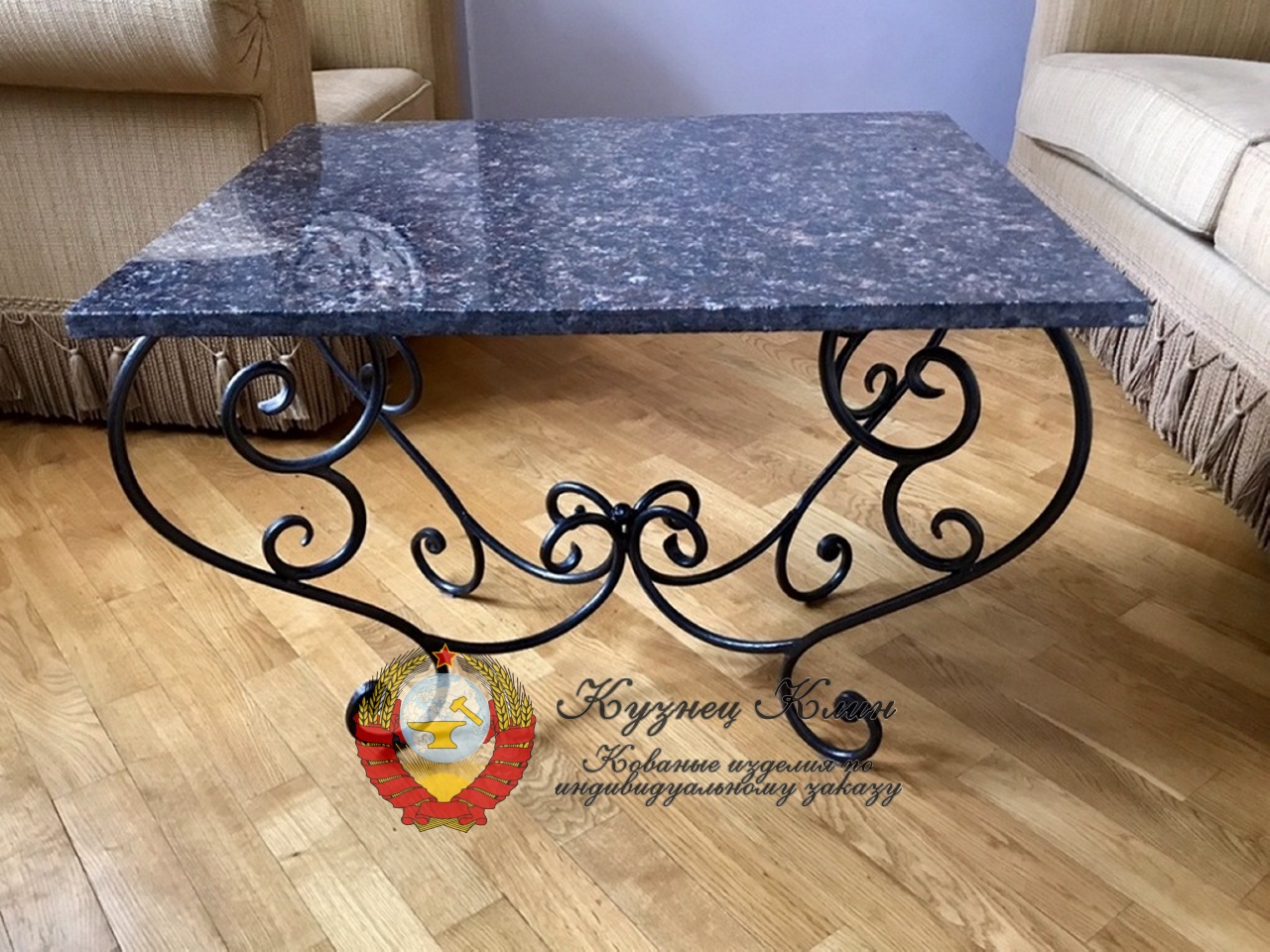 Кованый стол столешнеца из камня