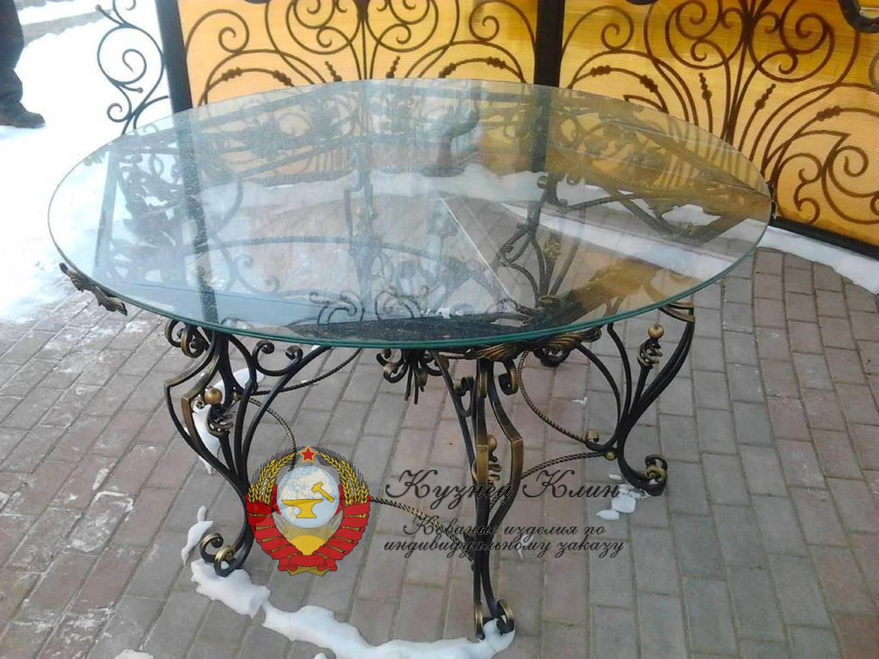 Кованый стол уличный с круглым стеклом