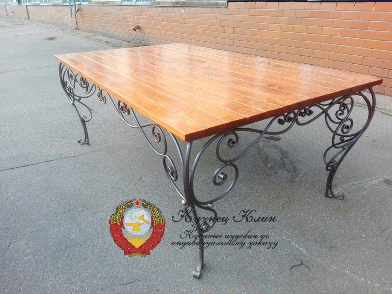 Кованый стол уличный с лиственницей