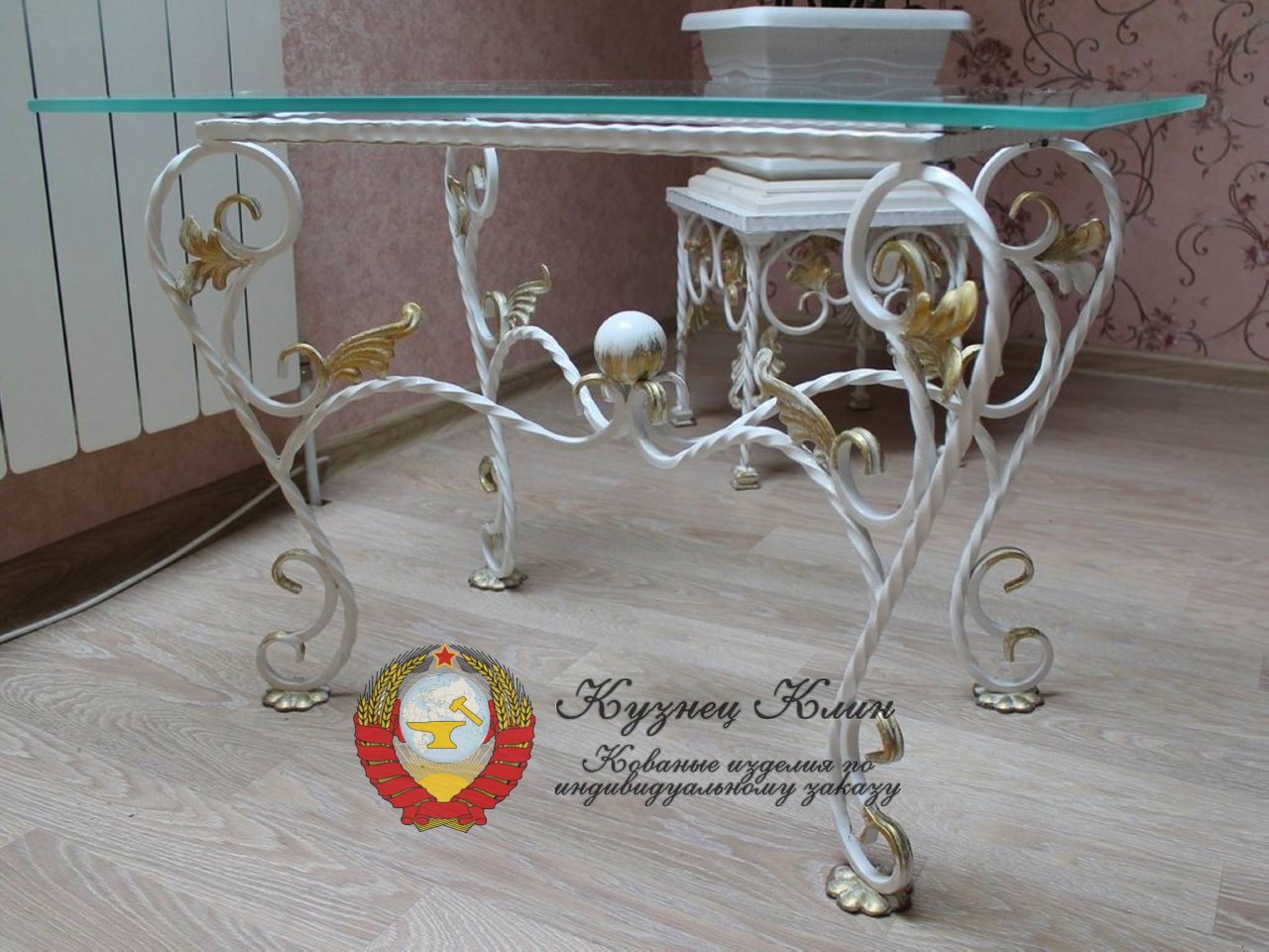 Кованый столик прикроватный