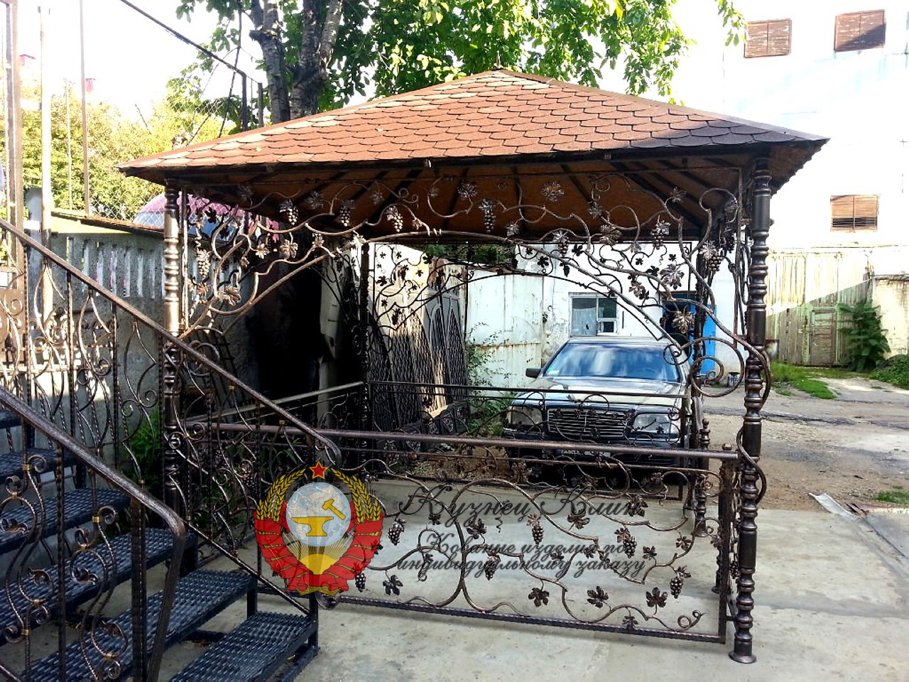 Кованая беседка виноград