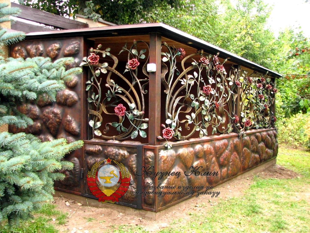 Кованая беседка крупные розы