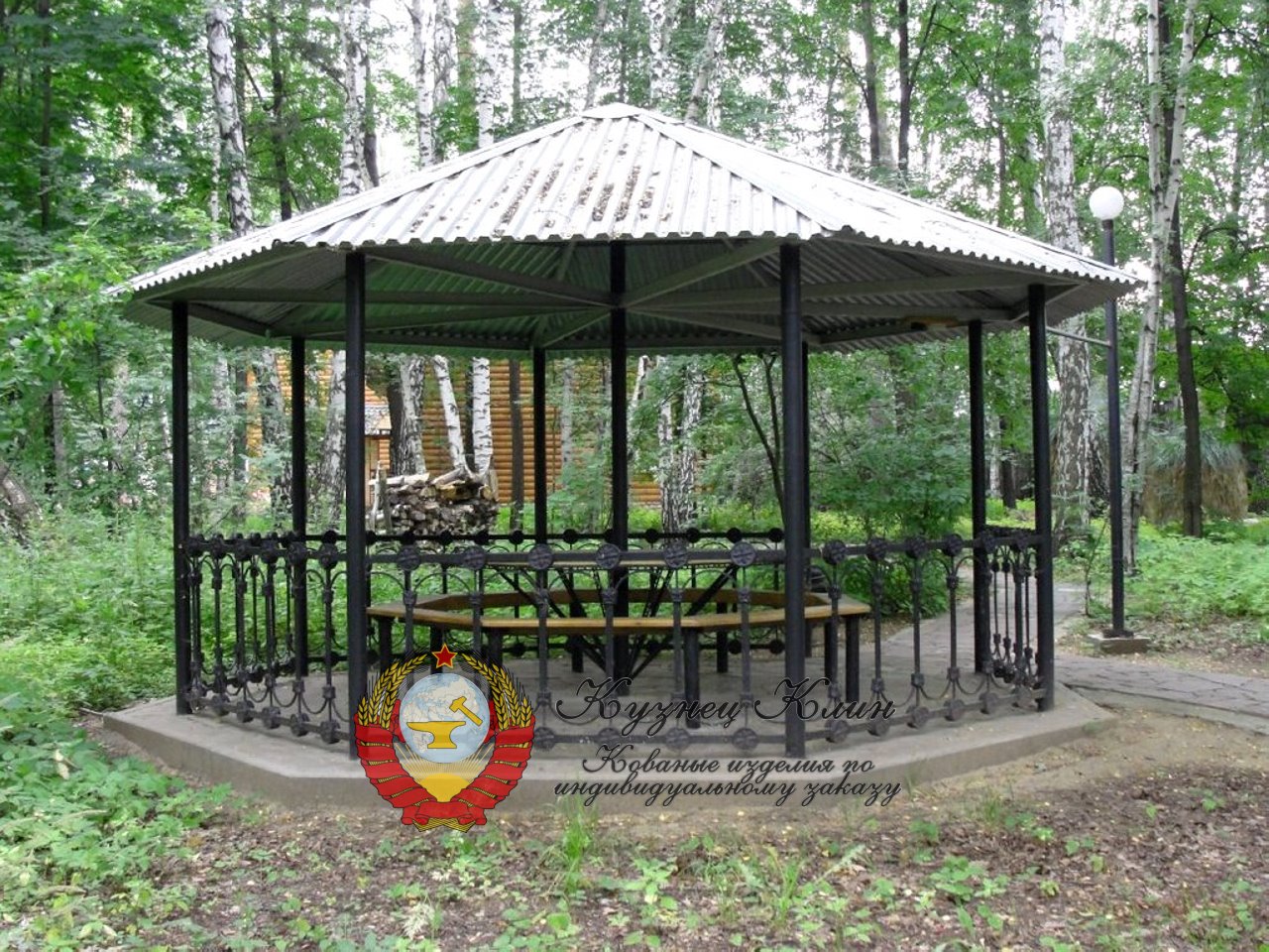 Кованая беседка с лавочками и столом