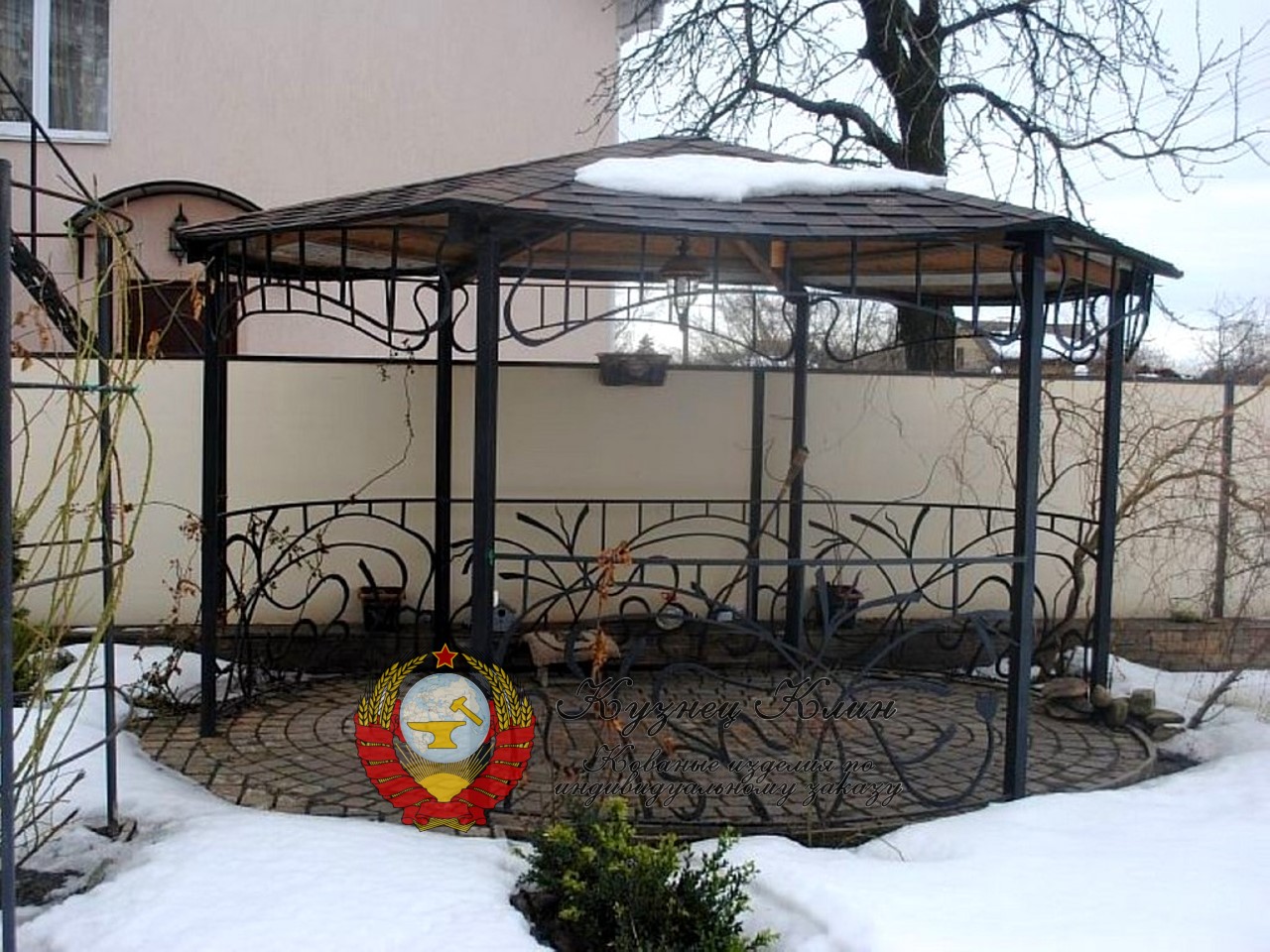 Кованая беседка с мягкой кровлей