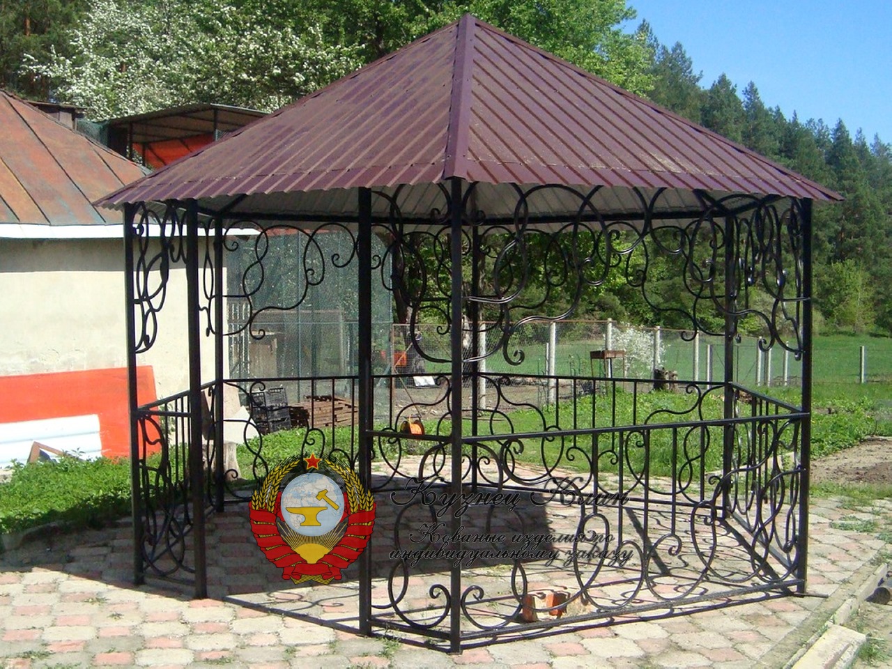 Кованая беседка с простой кровлей