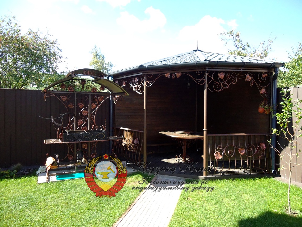 Кованая беседка угловая с мангалом