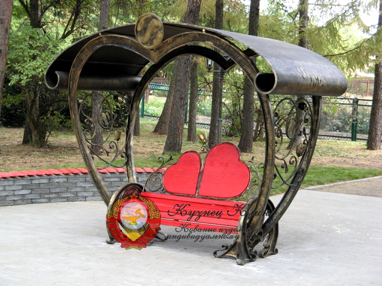 Кованый навес с лавочкой для фотозоны