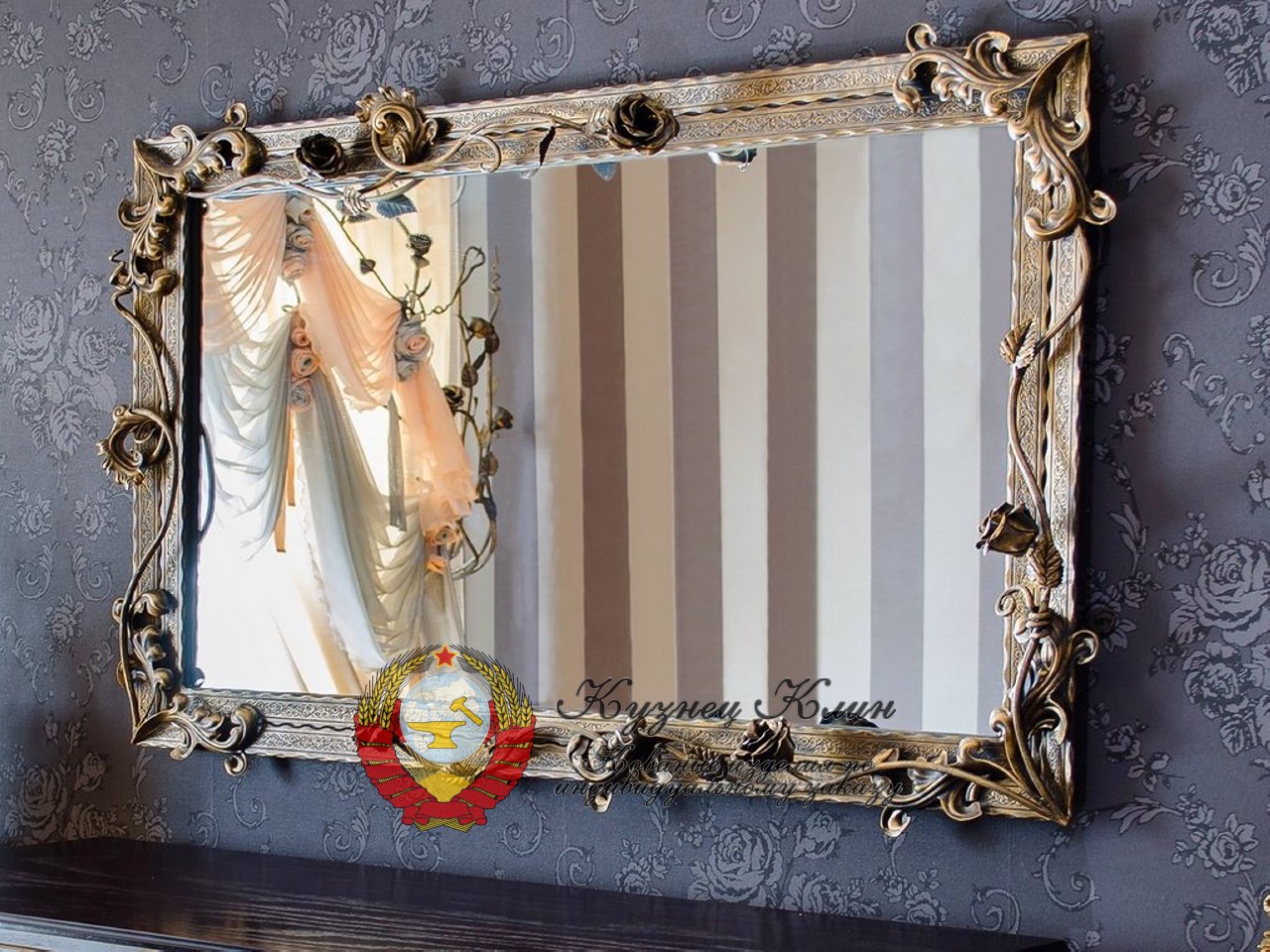 Зеркало с ковкой роза