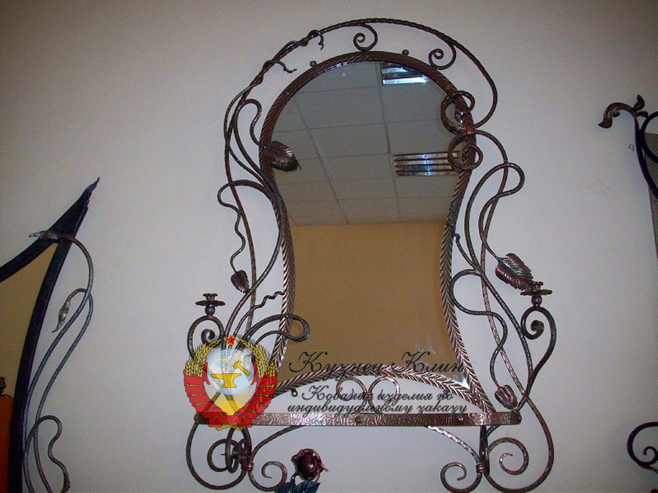 Кованое зеркало арочное