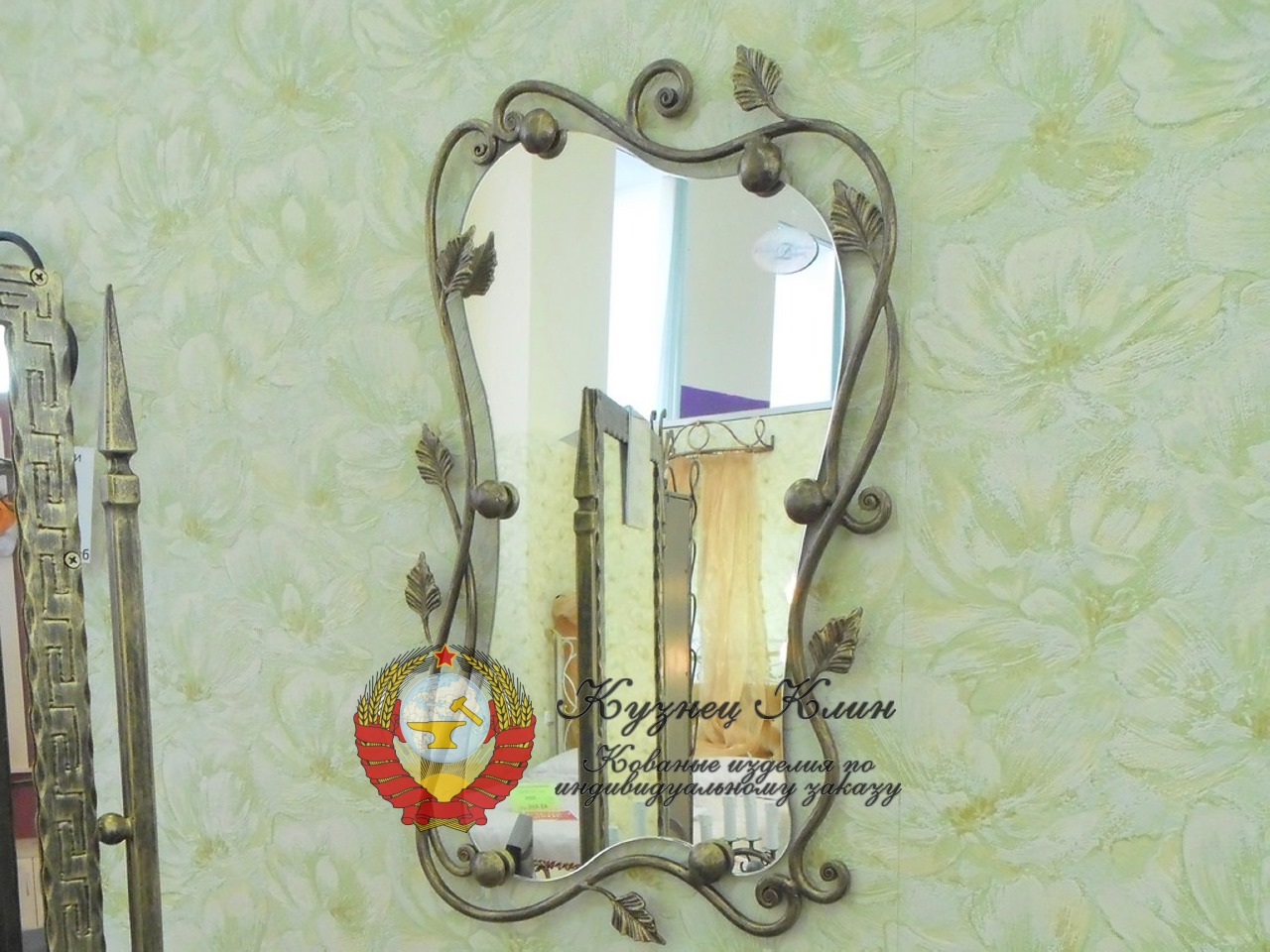 Кованое зеркало вытянутое