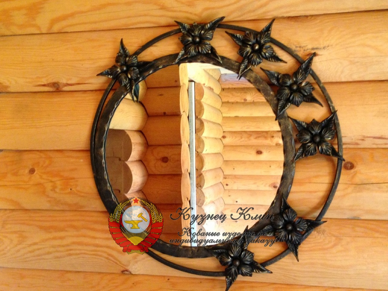 Кованое зеркало круглое с цветами