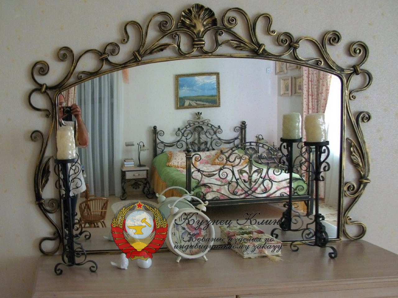 Кованое зеркало на столе