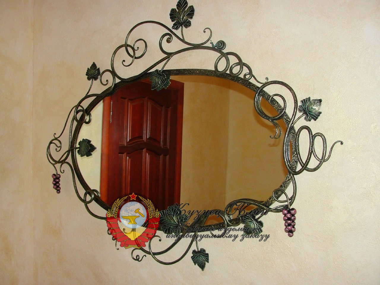 Кованое зеркало овальное