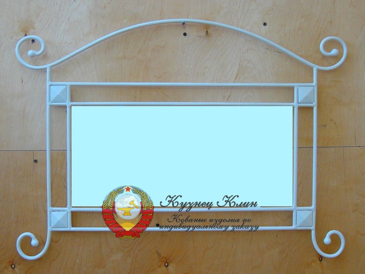 Кованое зеркало простое белое