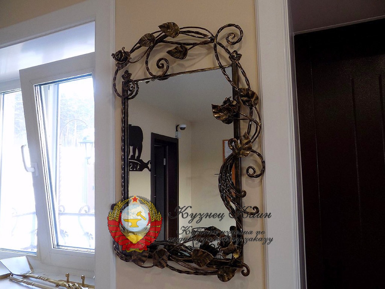 Кованое зеркало роза с листьями