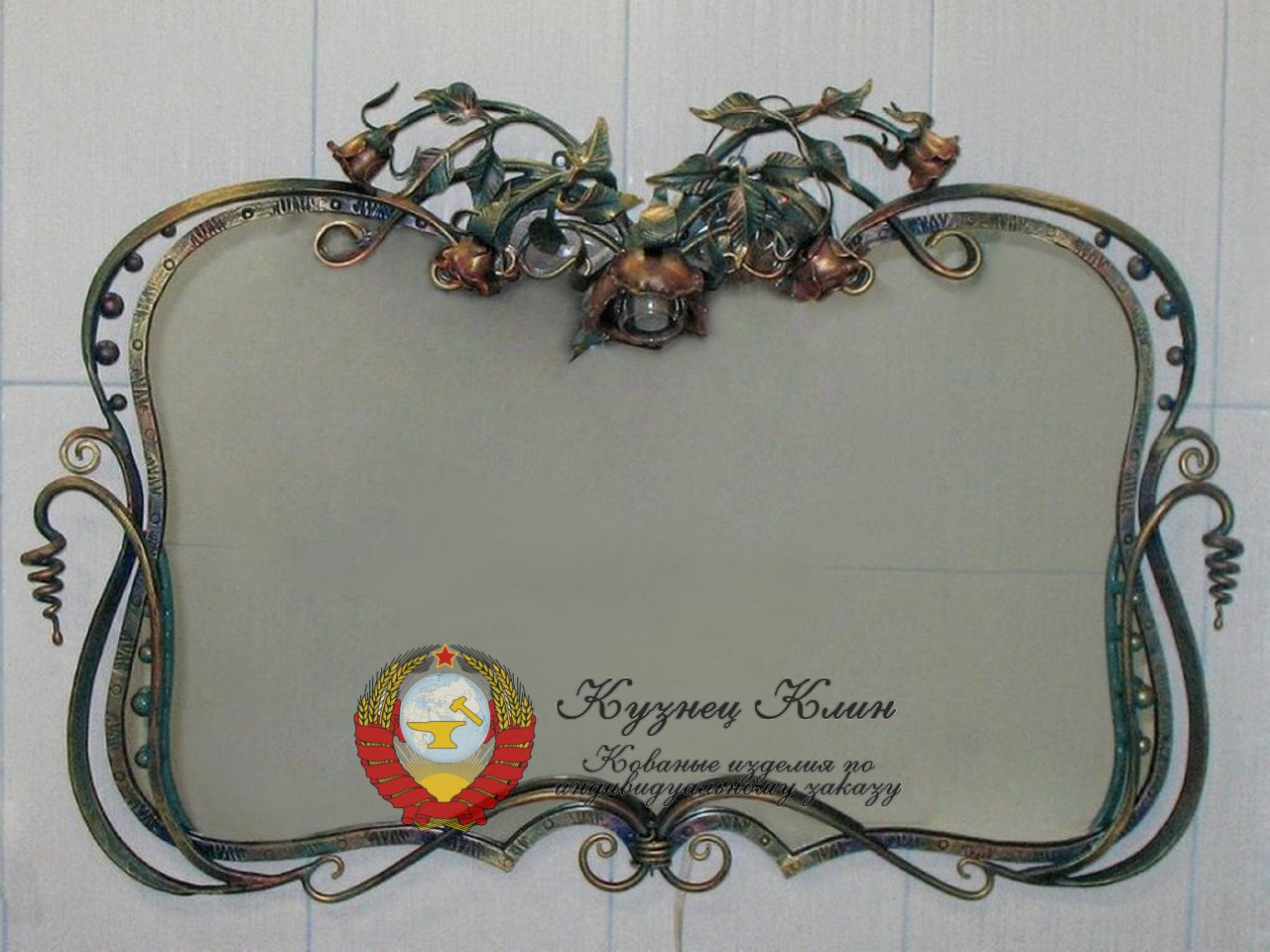 Кованое зеркало с освещением