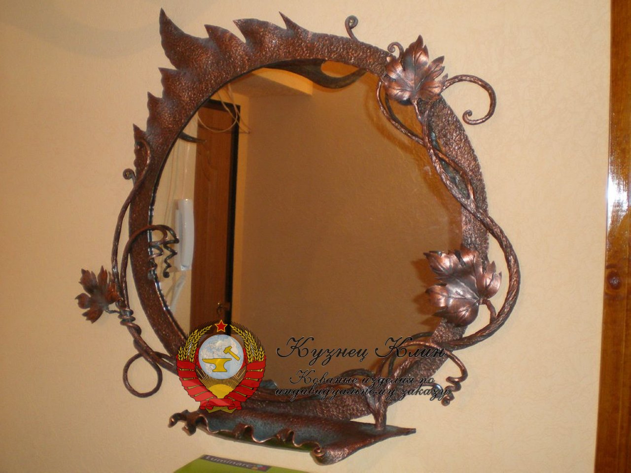 Кованое зеркало с полочкой