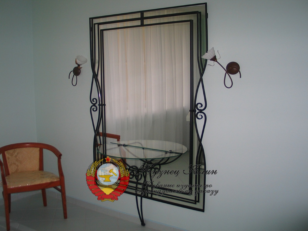 Кованое зеркало со столиком