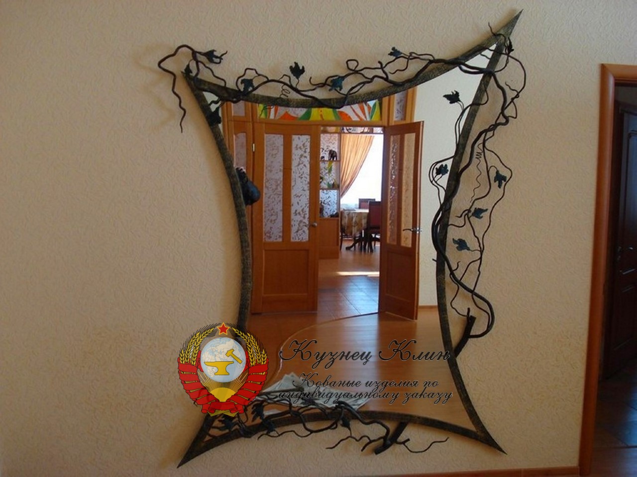 Кованое зеркало стильное