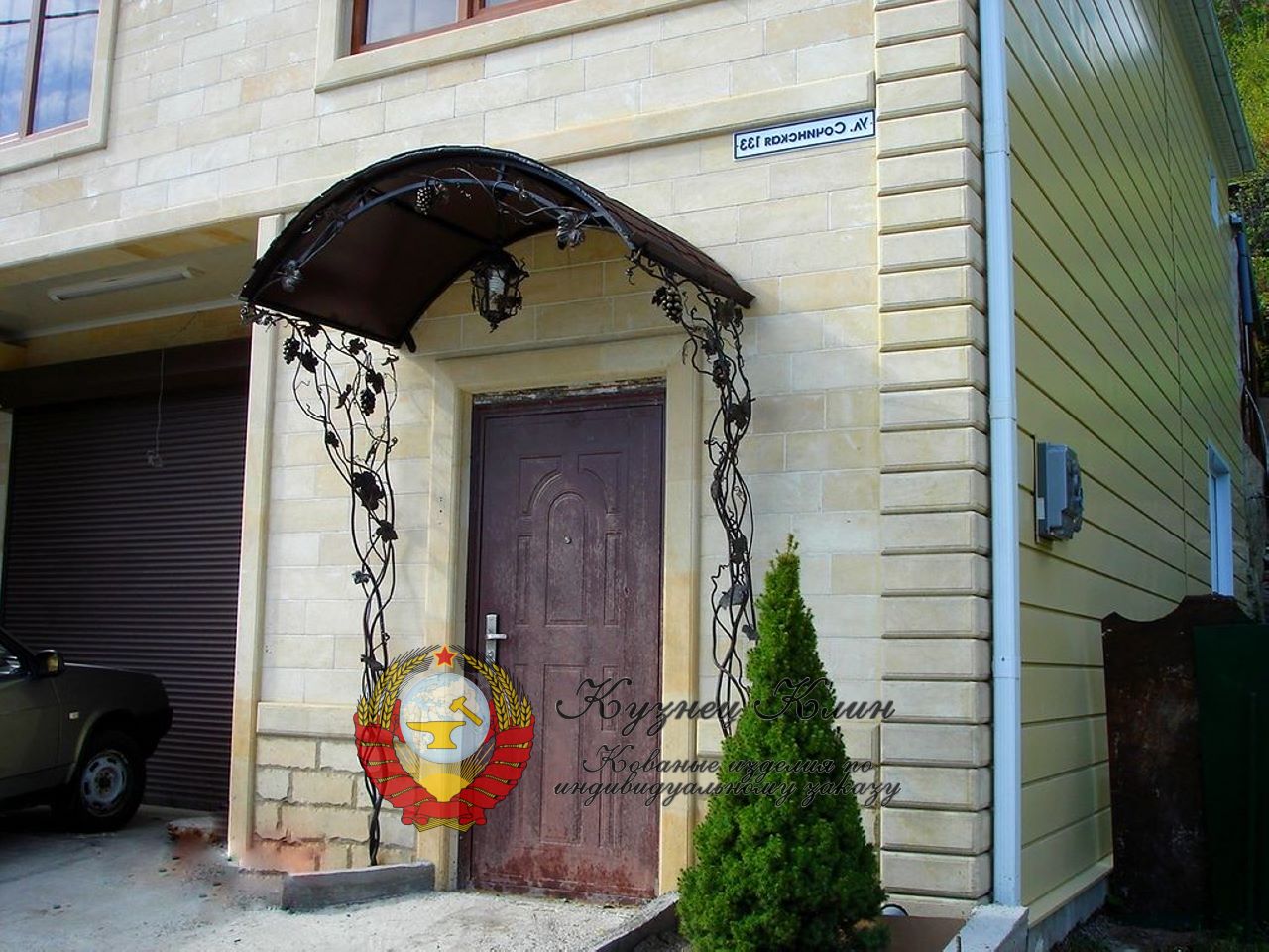 Кованый козырек виноград на опорах