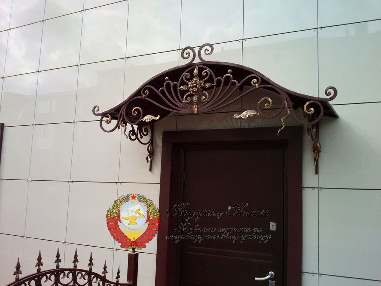 Кованый козырек на простой дверью