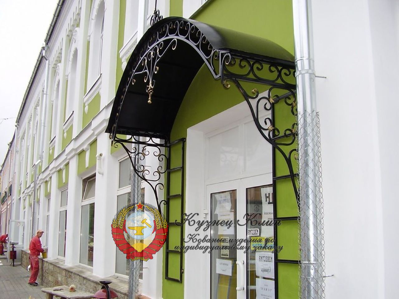 Кованый козырек над магазином