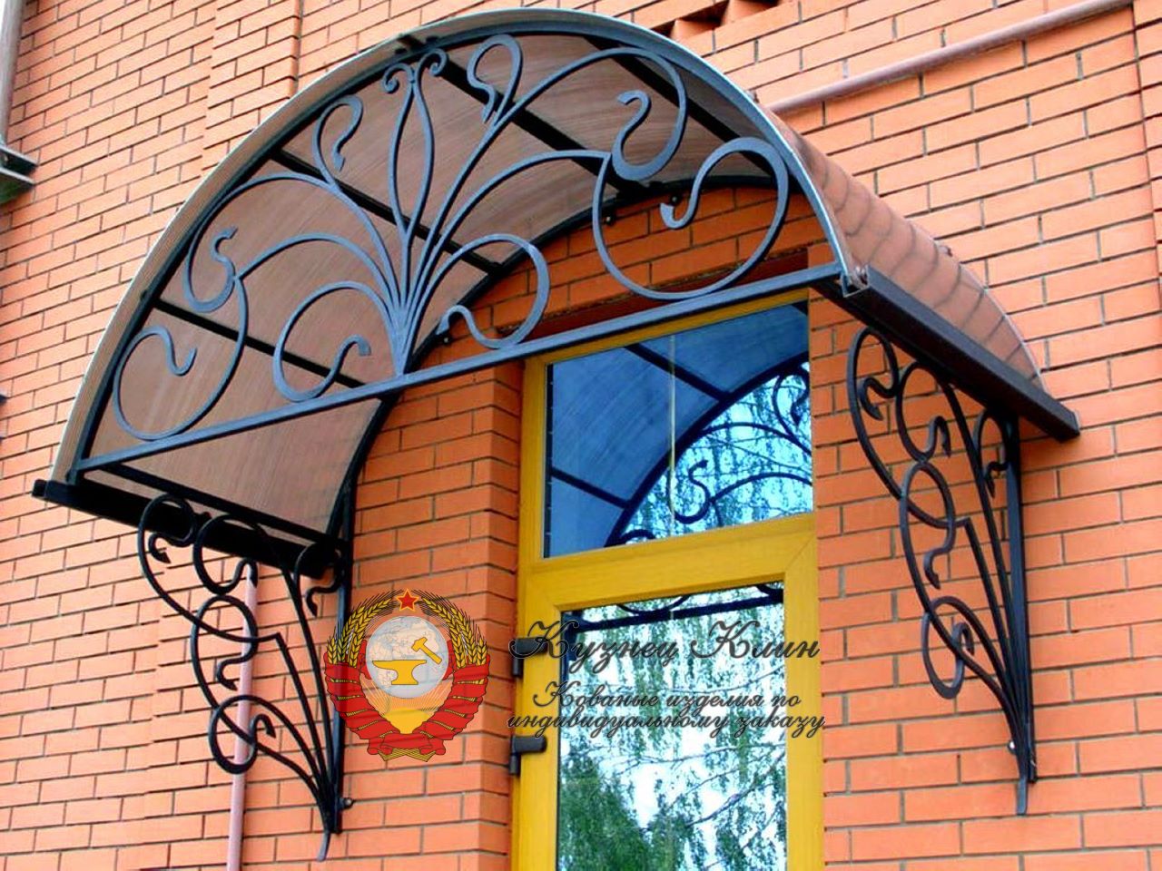 Кованый козырек с высокой аркой