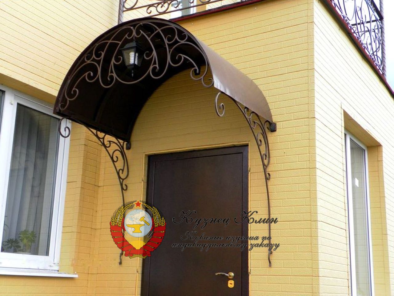 Кованый козырек с металлической кровлей