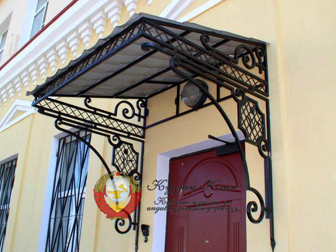 Кованый козырек с металлочерепицей