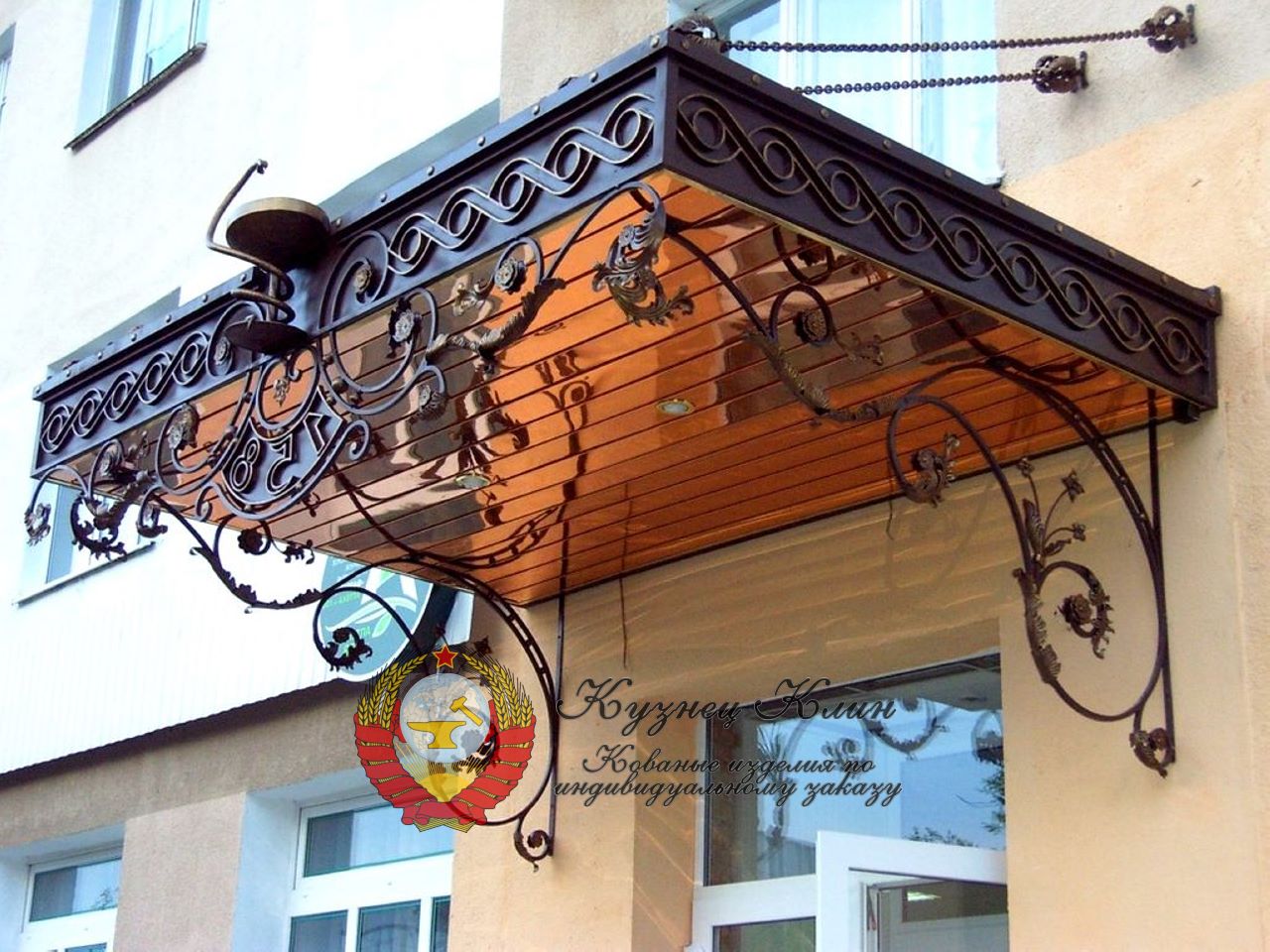 Кованый козырек с потолком