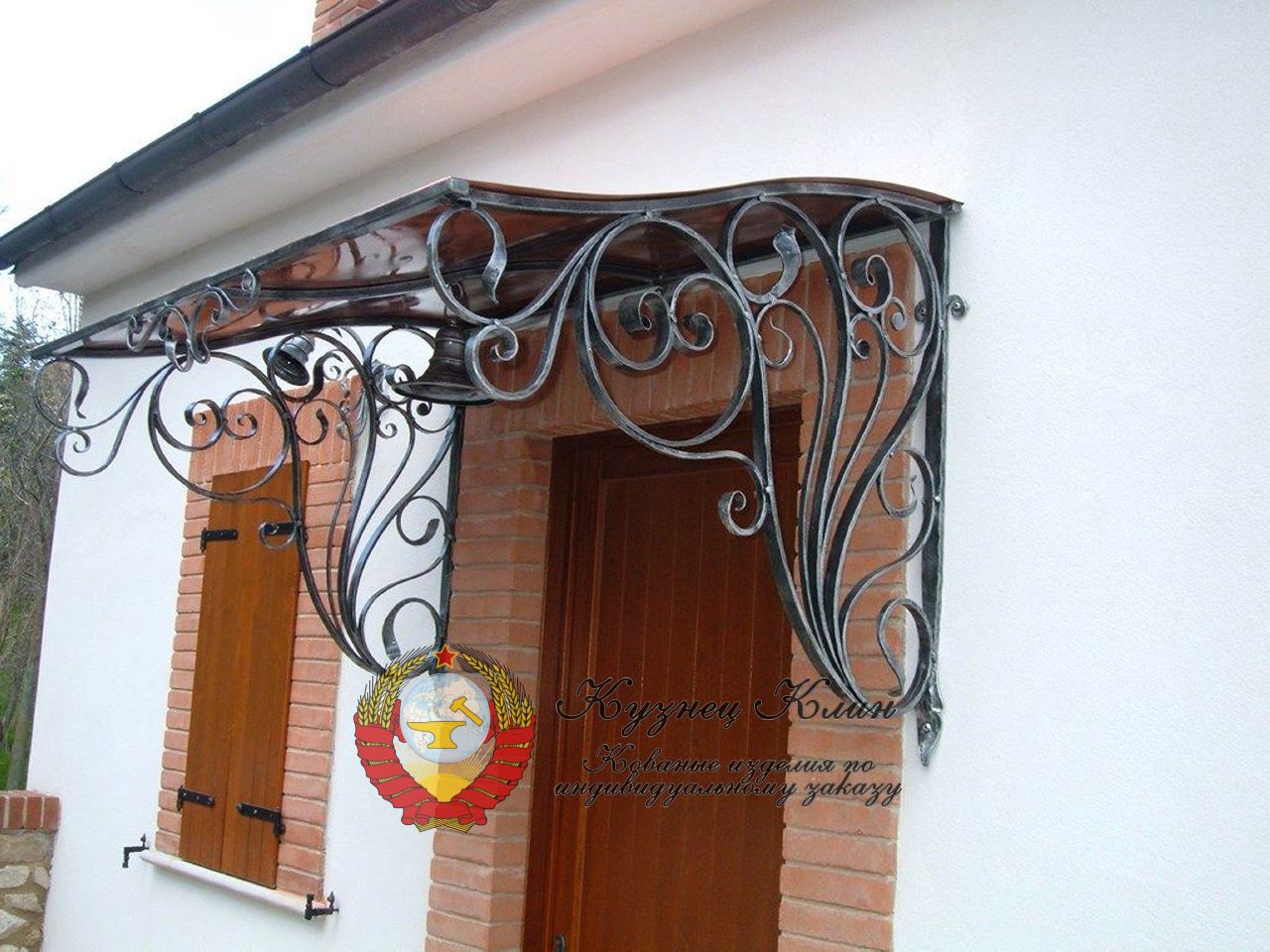 Кованый козырек с прямым выходом