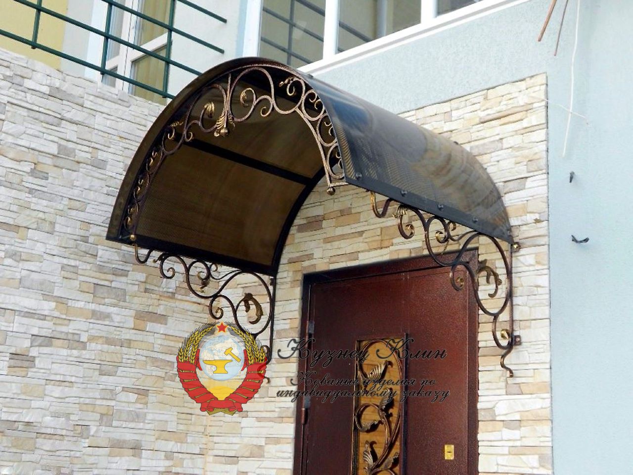 Козырек над входом с ковкой