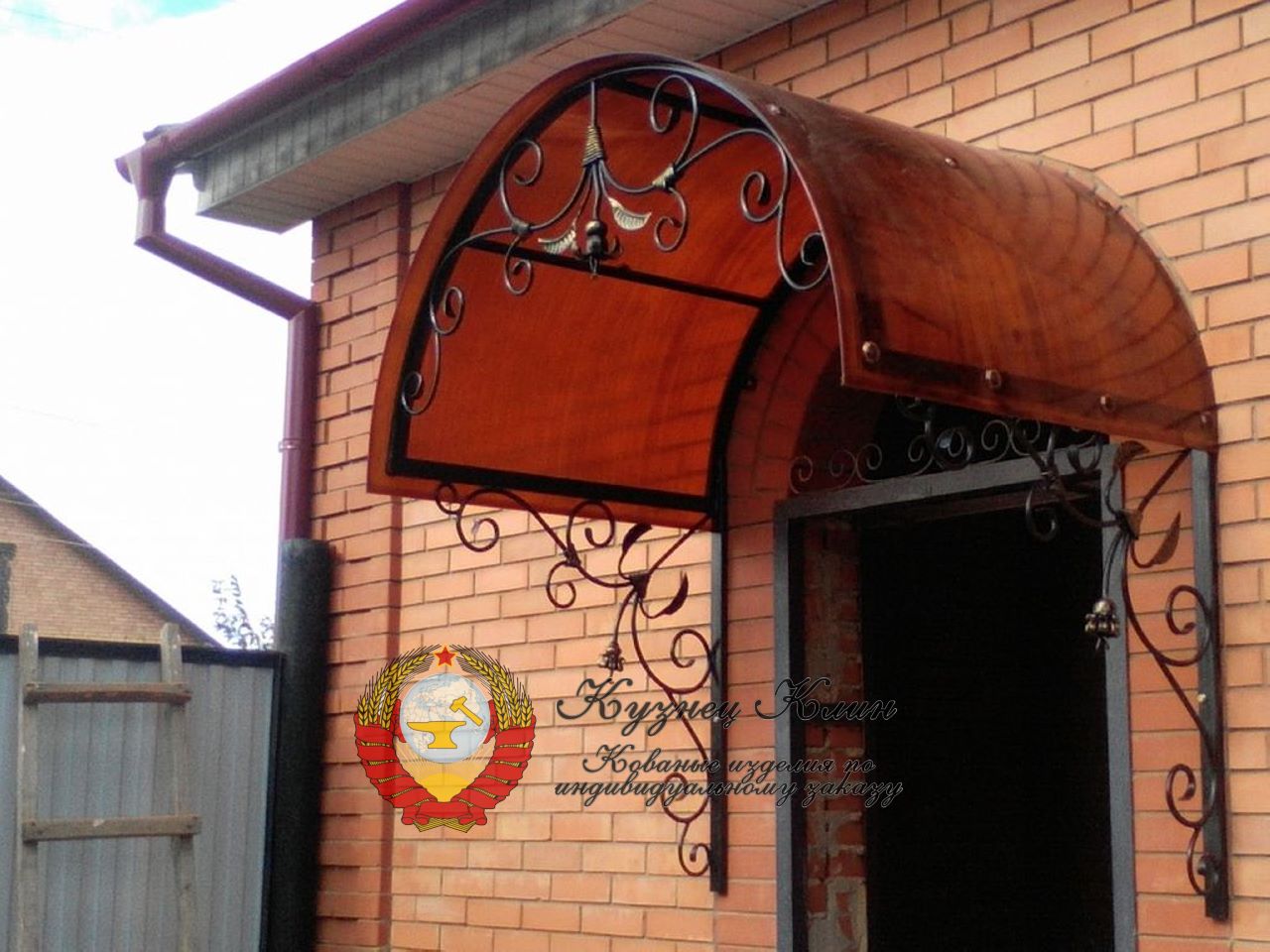 Металлический козырек с ковкой