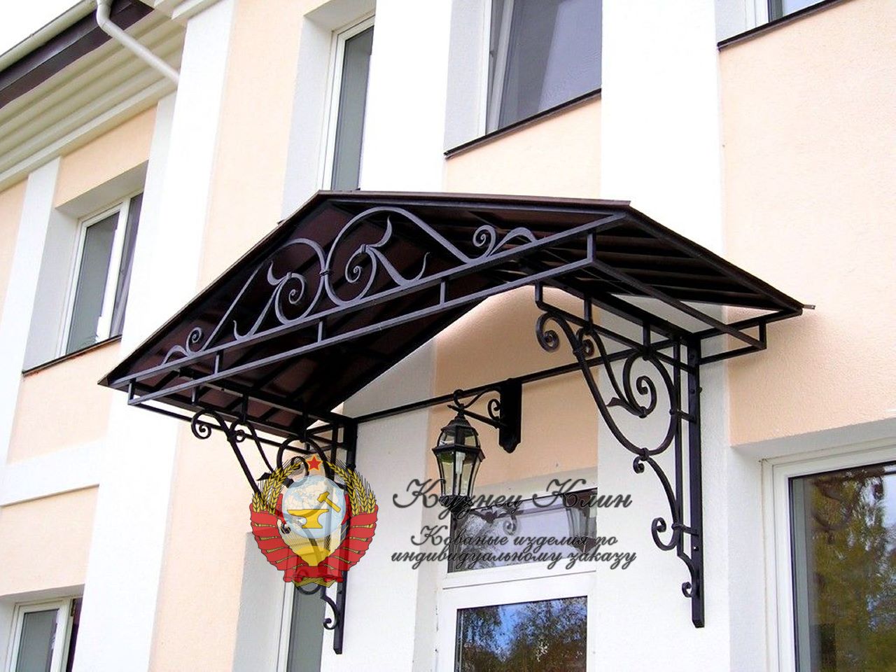 Простой козырек с двускатной крышей