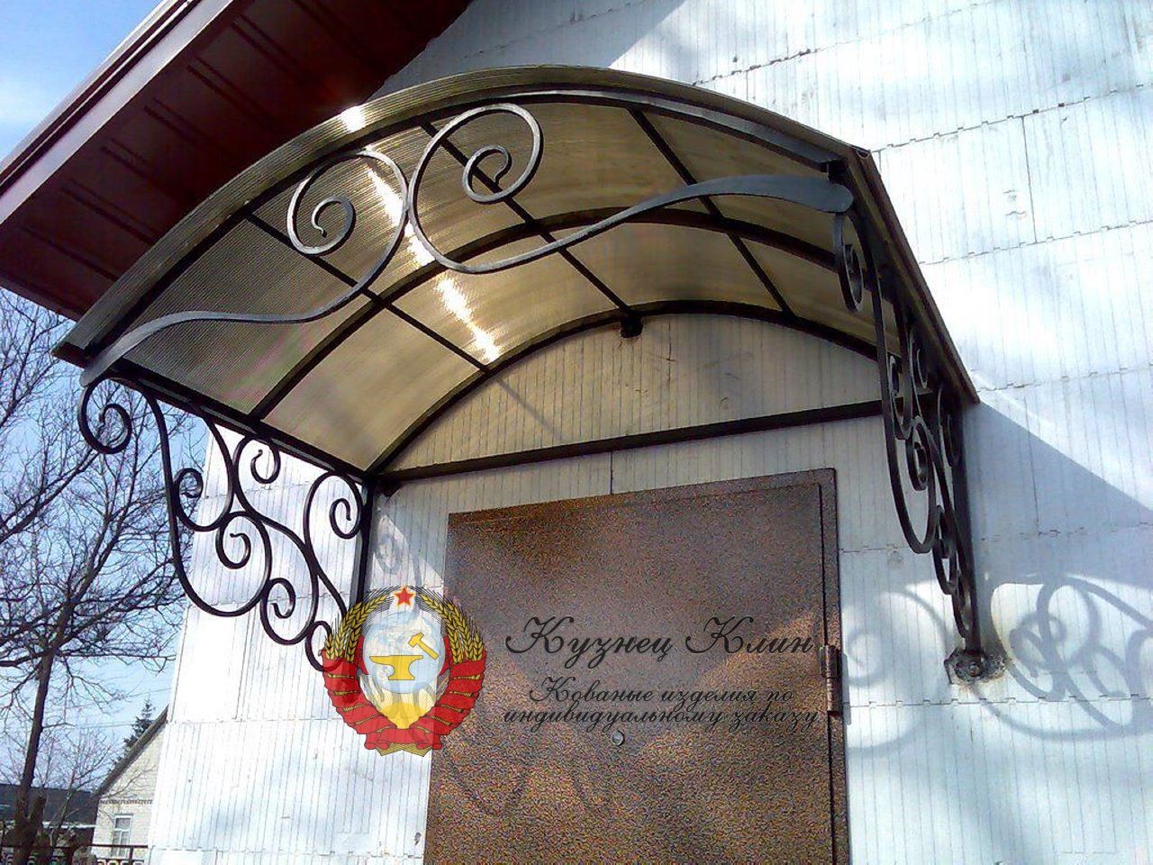 Кованый навес на дверью