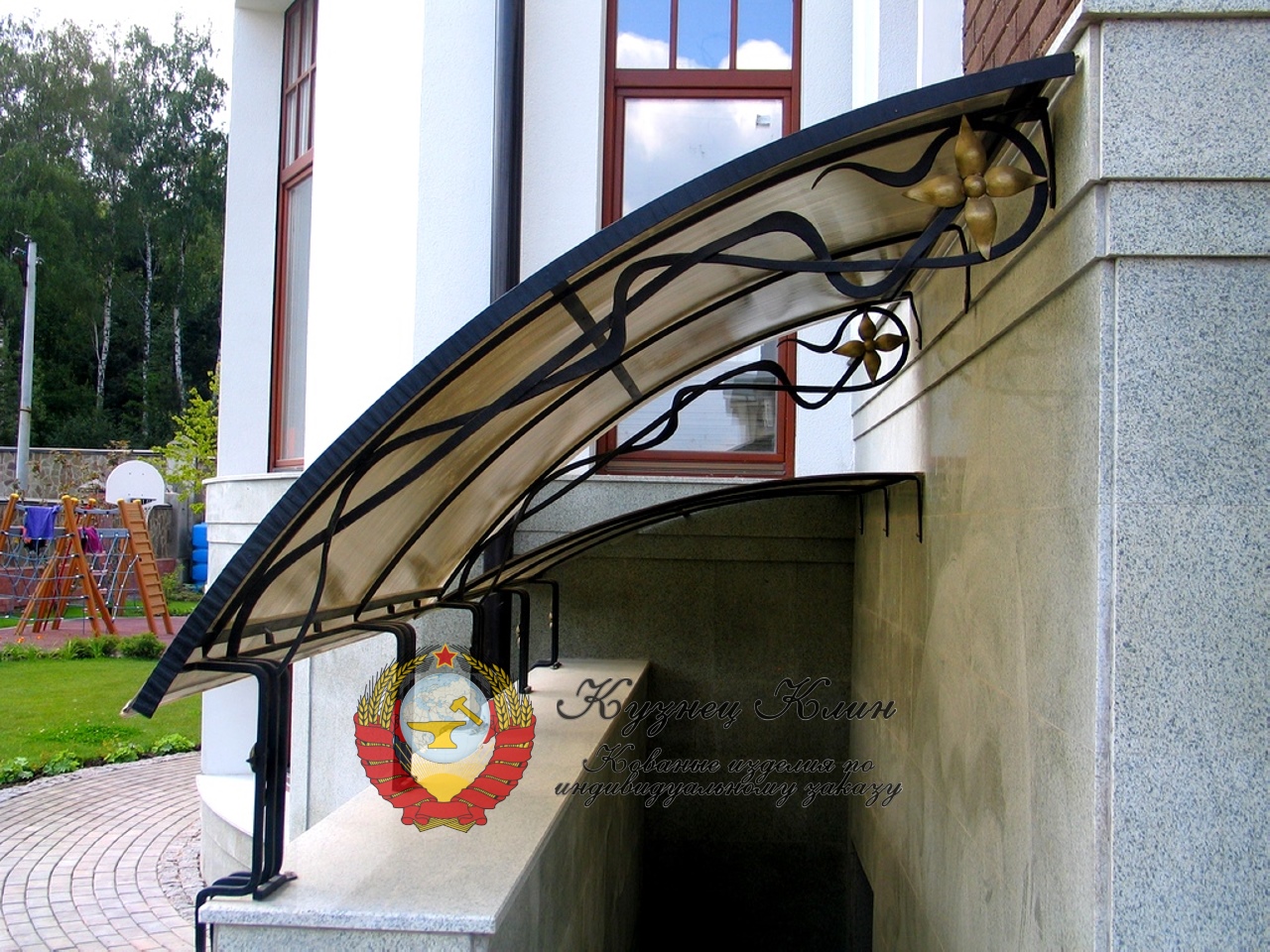 Кованый навес над входом в цоколь