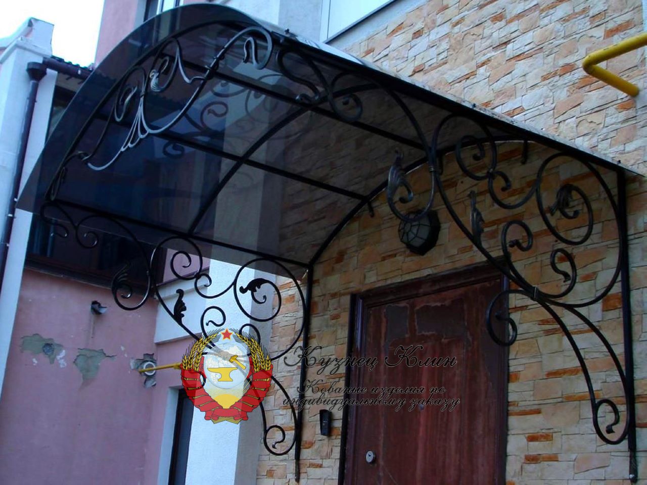 Кованый навес над входом