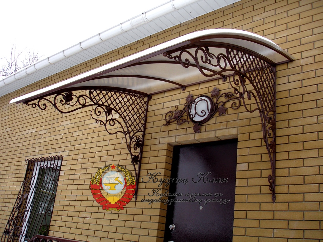 Кованый навес с аркой от дома