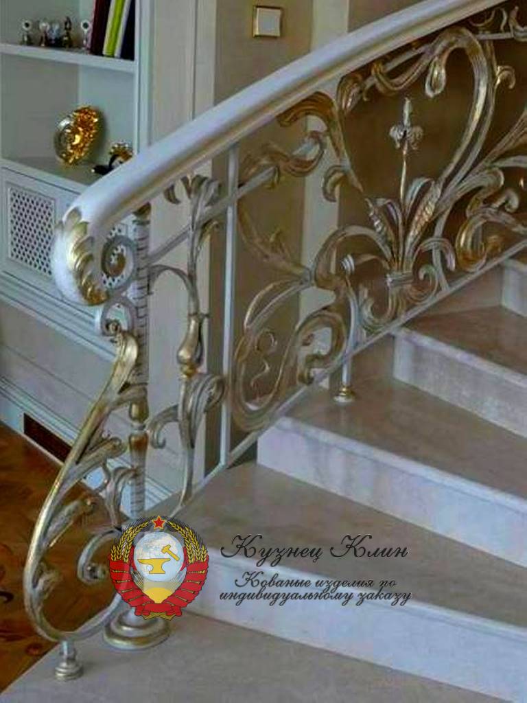 Кованое начало перил с дубовым поручнем