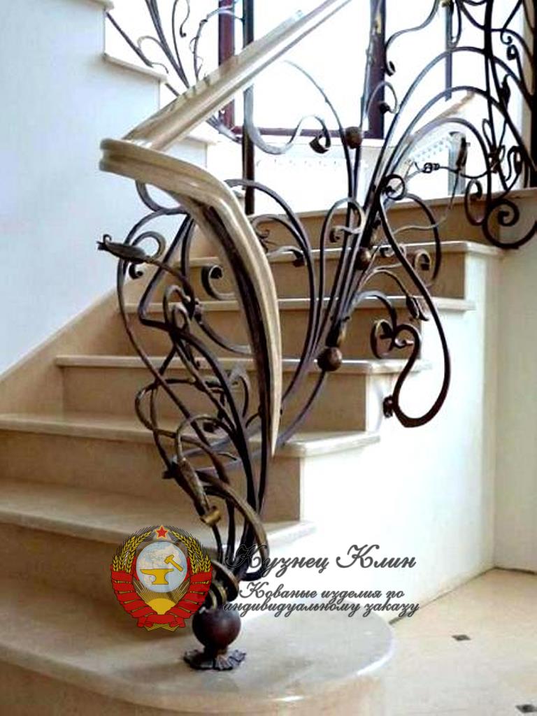 Кованое начало перил