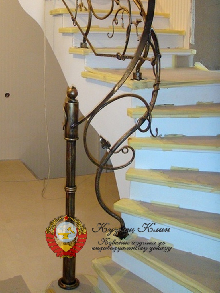 Кованый столб на витые перила