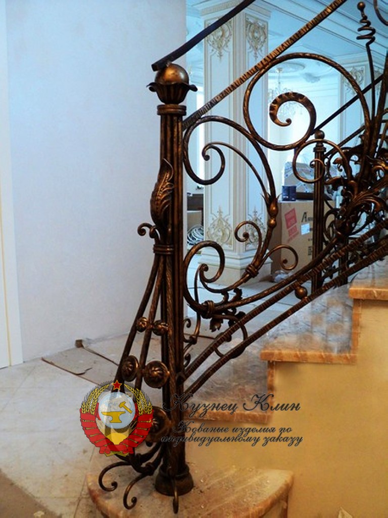 Кованый столб на опоре