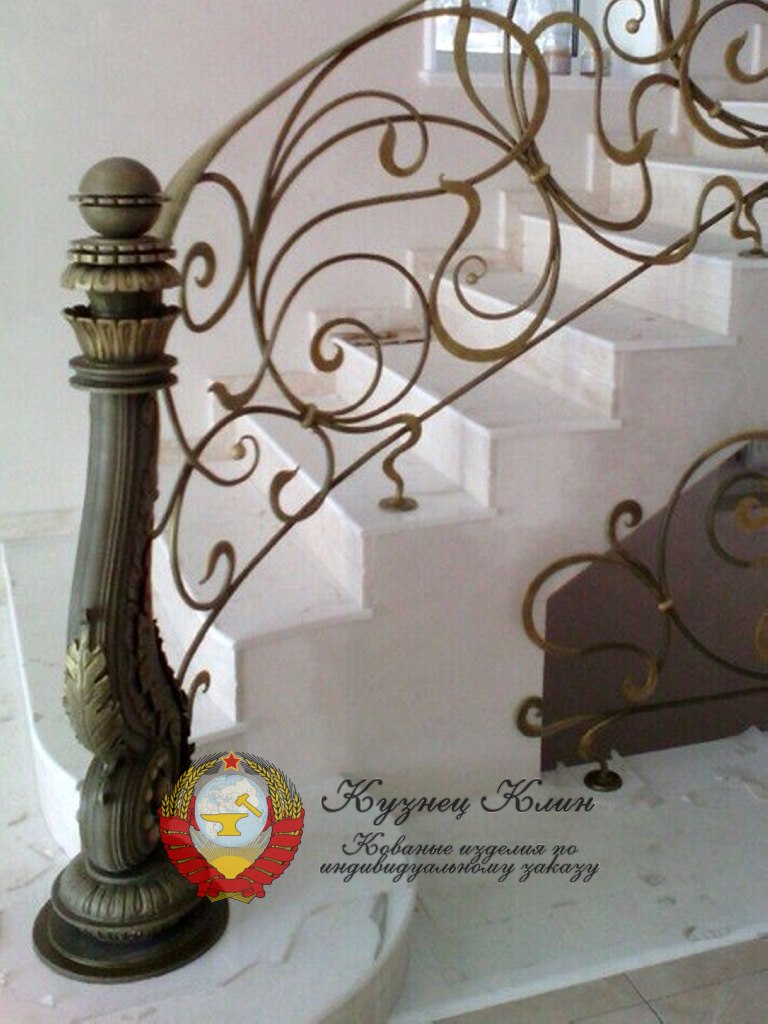 Кованый столб на разворотной ступени