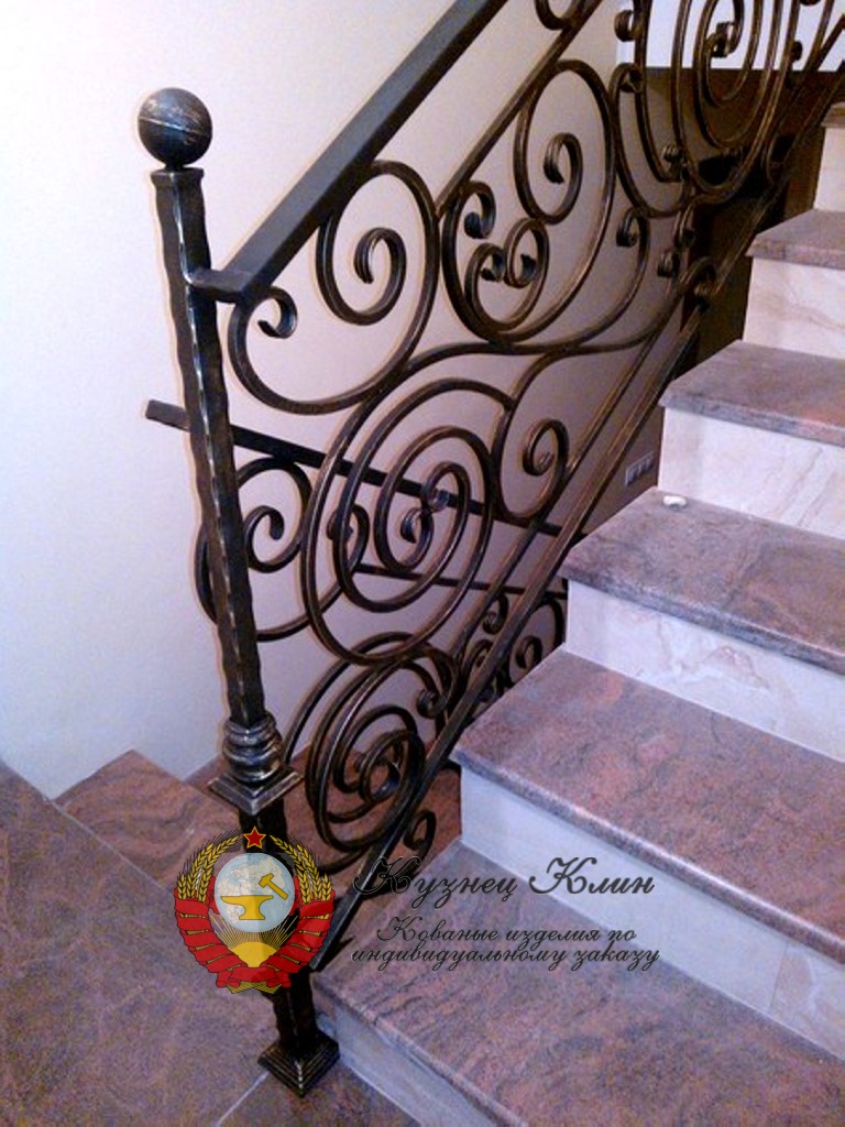 Кованый столб на узкий переход