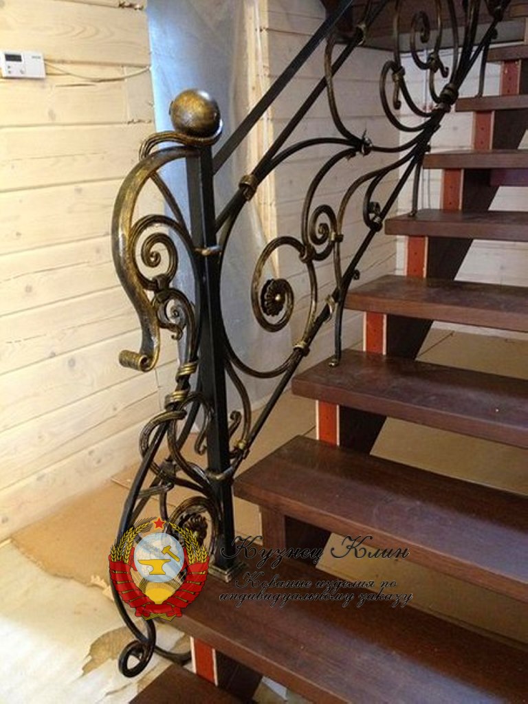 Кованый столб с переходом