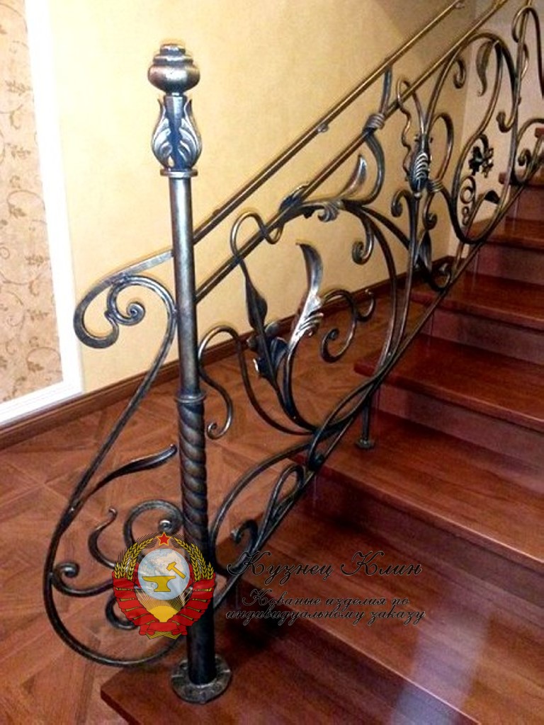 Кованый столб с приглашением