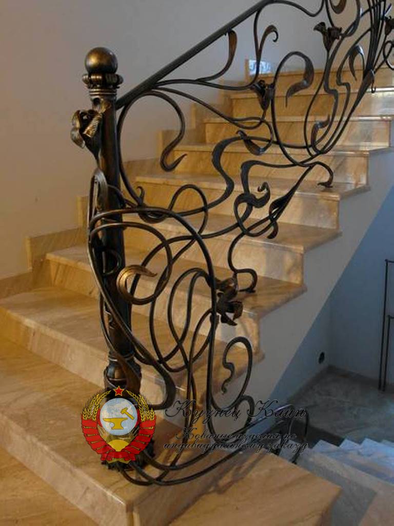 Кованый столб с разворотом